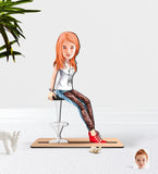 Personlig træfigur kvinde barstol (1 person) med print - karikatur efter dine billeder