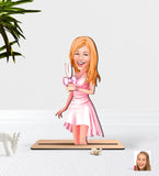 Personlig træfigur kvinde pink (1 person) med print - karikatur efter dine billeder