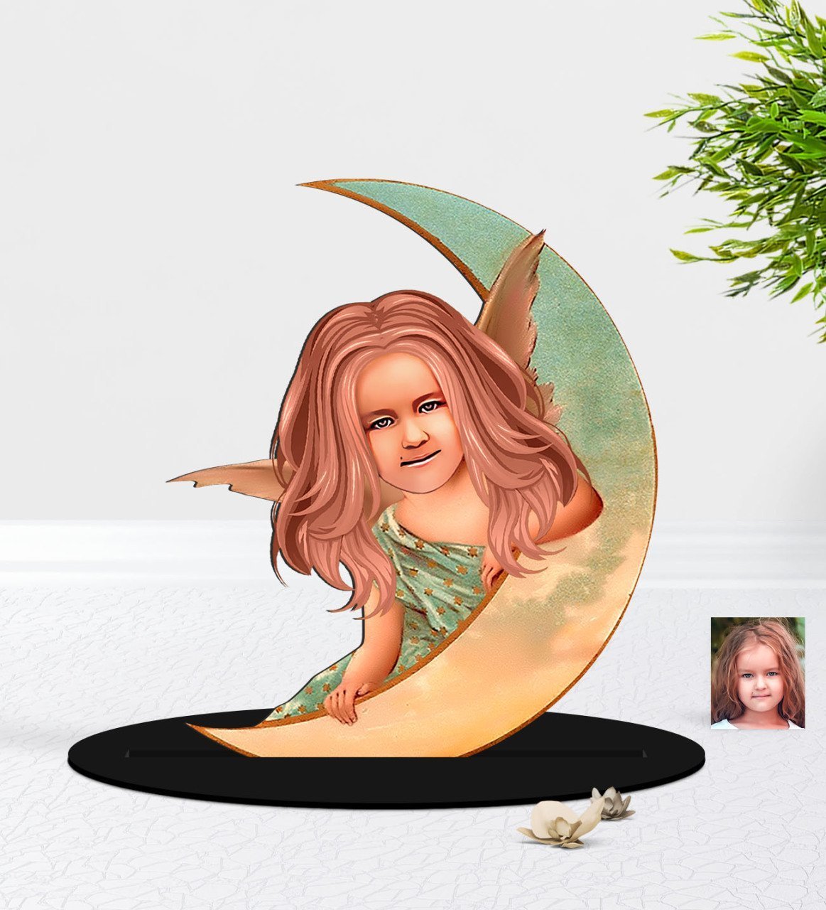 Personlig pige med måne (1 person) træfigur med print - karikatur efter dine billeder