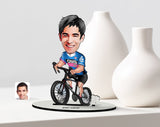 Personlig cyklist (1 person) træfigur med print - karikatur efter dine billeder