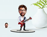 Personlig guitar mand (1 person) træfigur med print - karikatur efter dine billeder